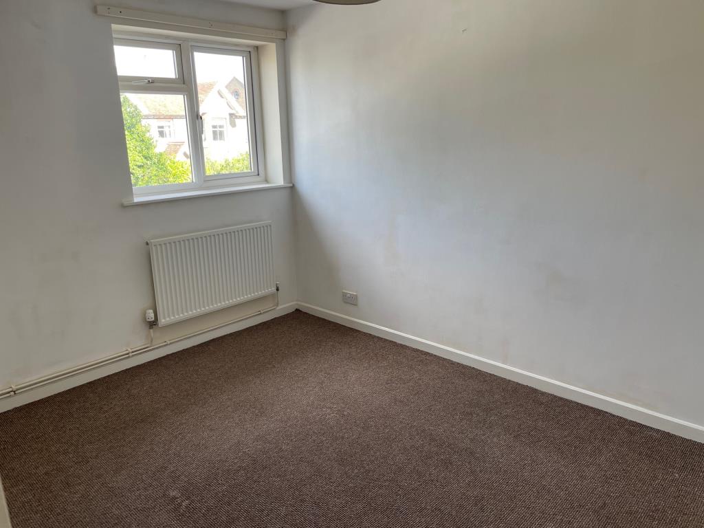 Lot: 32 - FREEHOLD INVESTMENT AND VACANT FLAT - Flat bedroom